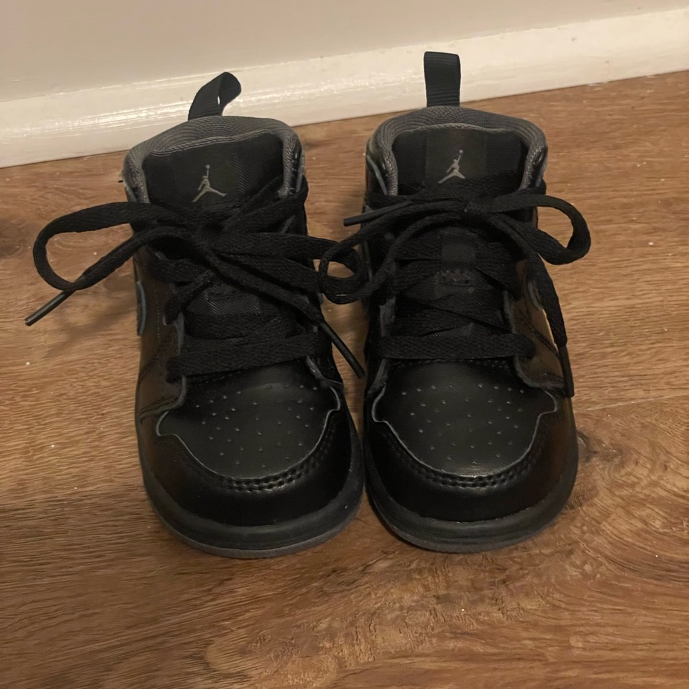 Nike ‘Black out’ Jordan 1 SE size 5C - Picture 2 of 9